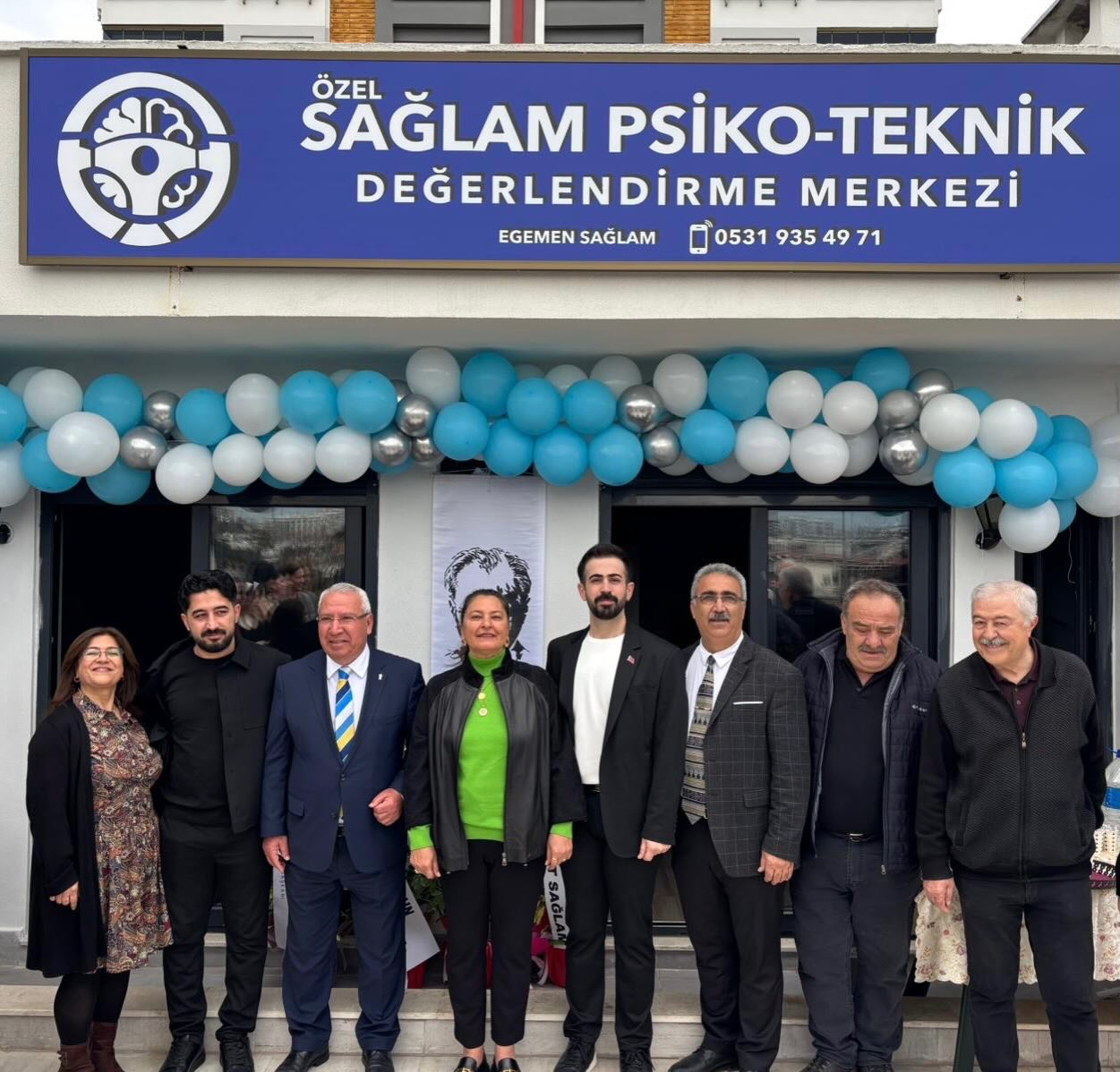 Merkezin açılış günü, mavi beyaz balonlarla süslü girişin önünde davetliler